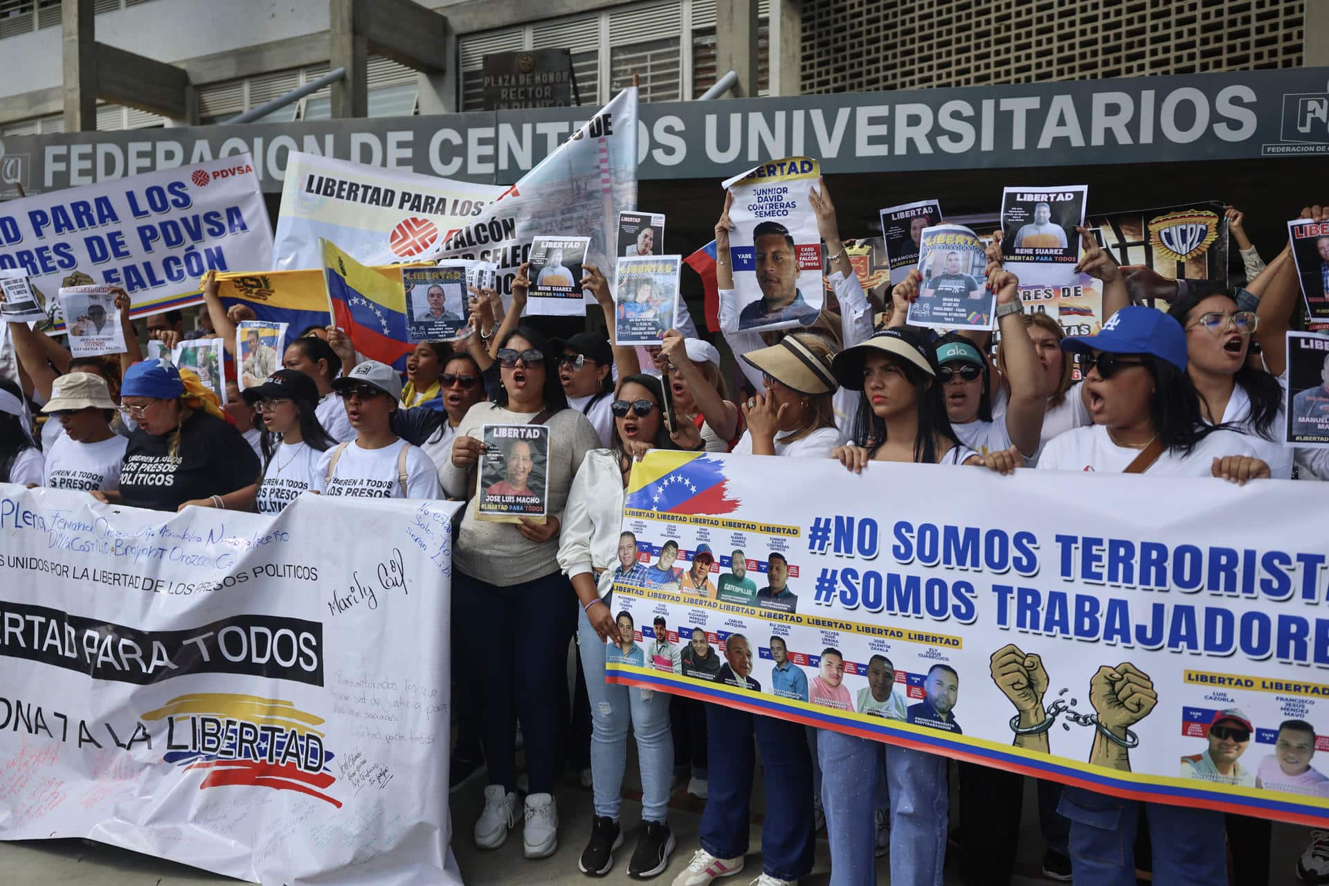 Personas sostienen carteles durante una manifestación convocada por el Movimiento Estudiantil de la Universidad Central de Venezuela, exigiendo la libertad de los presos políticos, este martes en Caracas (Venezuela). EFE/ Miguel Gutiérrez