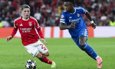 El jugado del Benfica Gianluca Prestianni (I) y Vinicius Junior durante el partido de ida de la fase de acceso a octavos de la UEFA Champions League en Lisboa. EFE/EPA/JOSE SENA GOULAO