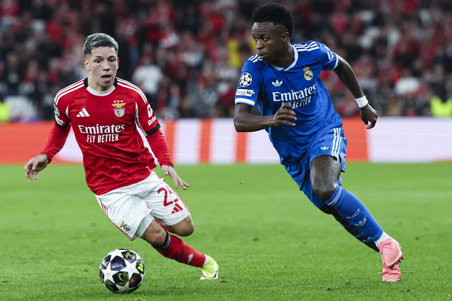 El jugado del Benfica Gianluca Prestianni (I) y Vinicius Junior durante el partido de ida de la fase de acceso a octavos de la UEFA Champions League en Lisboa. EFE/EPA/JOSE SENA GOULAO