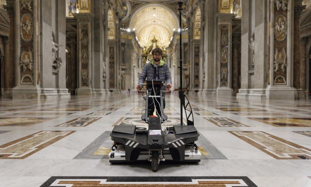La basílica de San Pedro se prepara para celebrar los 400 años de su consagración, el próximo 18 de noviembre, con diversas iniciativas, entre ellas un proyecto tecnológico que la convertirá en uno de los edificios más controlados del mundo gracias a sensores que vigilarán "hasta su respiración".EFE/ENI SOLO USO EDITORIAL/SOLO DISPONIBLE PARA ILUSTRAR LA NOTICIA QUE ACOMPAÑA (CRÉDITO OBLIGATORIO)