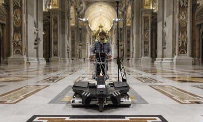 La basílica de San Pedro se prepara para celebrar los 400 años de su consagración, el próximo 18 de noviembre, con diversas iniciativas, entre ellas un proyecto tecnológico que la convertirá en uno de los edificios más controlados del mundo gracias a sensores que vigilarán "hasta su respiración".EFE/ENI SOLO USO EDITORIAL/SOLO DISPONIBLE PARA ILUSTRAR LA NOTICIA QUE ACOMPAÑA (CRÉDITO OBLIGATORIO)