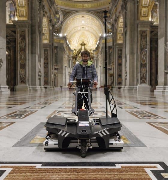 La basílica de San Pedro se prepara para celebrar los 400 años de su consagración, el próximo 18 de noviembre, con diversas iniciativas, entre ellas un proyecto tecnológico que la convertirá en uno de los edificios más controlados del mundo gracias a sensores que vigilarán "hasta su respiración".EFE/ENI SOLO USO EDITORIAL/SOLO DISPONIBLE PARA ILUSTRAR LA NOTICIA QUE ACOMPAÑA (CRÉDITO OBLIGATORIO)