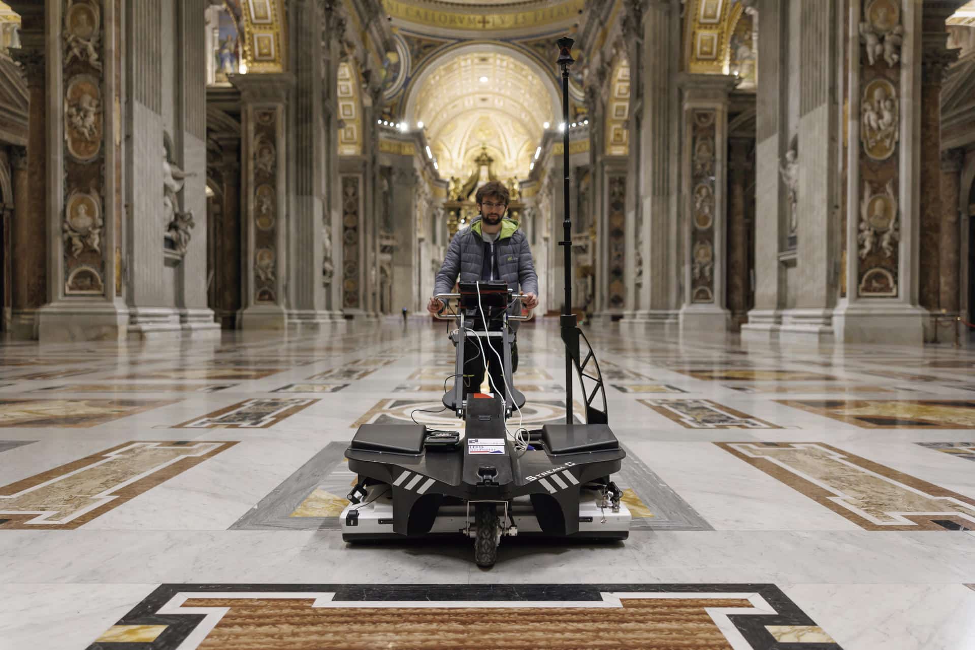 La basílica de San Pedro se prepara para celebrar los 400 años de su consagración, el próximo 18 de noviembre, con diversas iniciativas, entre ellas un proyecto tecnológico que la convertirá en uno de los edificios más controlados del mundo gracias a sensores que vigilarán "hasta su respiración".EFE/ENI SOLO USO EDITORIAL/SOLO DISPONIBLE PARA ILUSTRAR LA NOTICIA QUE ACOMPAÑA (CRÉDITO OBLIGATORIO)