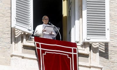 El papa León XIV durante el rezo del Ángelus, tradicional oración dominical, desde la ventana de su oficina con vistas a la Plaza de San Pedro, Ciudad del Vaticano, el 15 de febrero de 2026. EFE/EPA/ANGELO CARCONI
