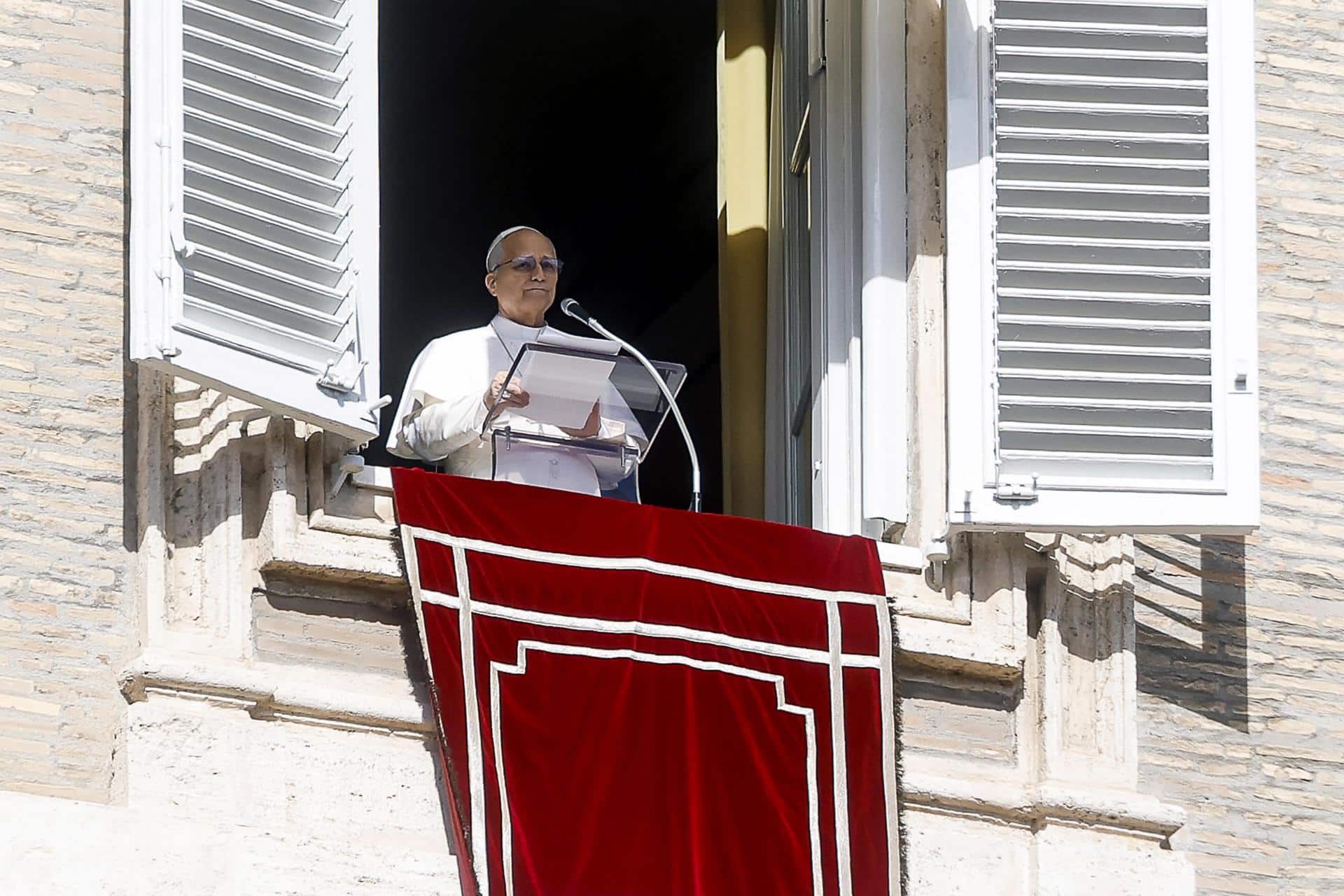 El papa León XIV durante el rezo del Ángelus, tradicional oración dominical, desde la ventana de su oficina con vistas a la Plaza de San Pedro, Ciudad del Vaticano, el 15 de febrero de 2026. EFE/EPA/ANGELO CARCONI