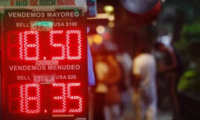 Fotografía del 22 de diciembre de 2025, donde se observa el tablero de una casa de cambio en la Ciudad de México (México). EFE/ Sáshenka Gutiérrez
