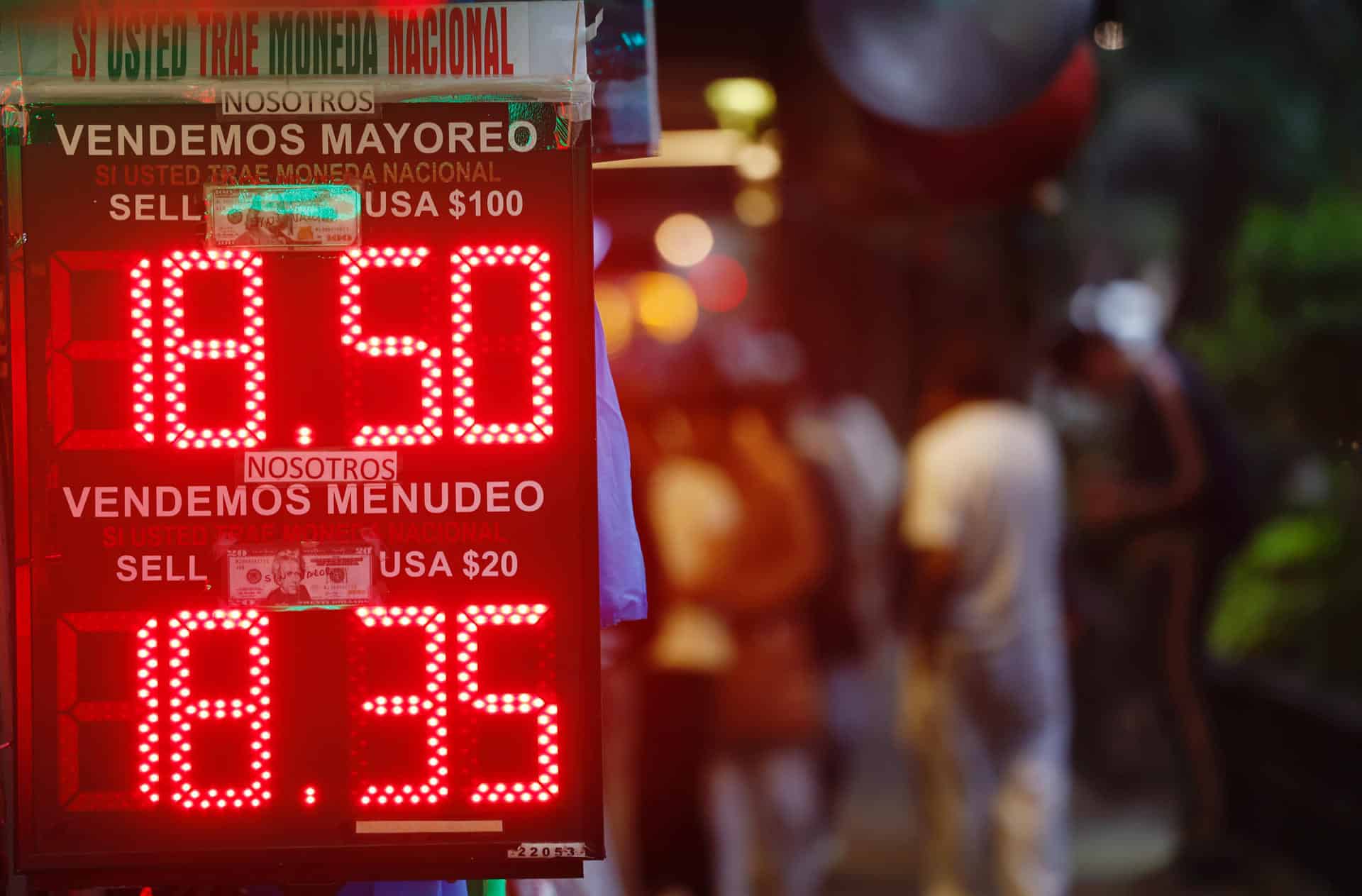 Fotografía del 22 de diciembre de 2025, donde se observa el tablero de una casa de cambio en la Ciudad de México (México). EFE/ Sáshenka Gutiérrez