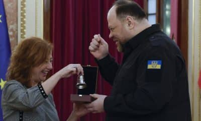 El presidente de la Verkhovna Rada de Ucrania, Ruslan Stefanchuk, durante su visita al Congreso de los Diputados acompañado por la presidenta del Congreso, Francina Armengol, este lunes. EFE/J.J. Guillén