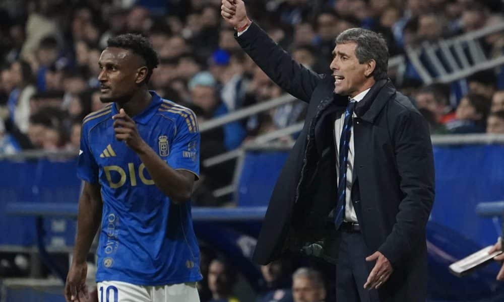El técnico uruguayo del Oviedo Guillermo Almada durante el partido de LaLiga de fútbol que Real Oviedo y Atlético de Madrid disputaron en el estadio Carlos Tartiere. EFE/Paco Paredes