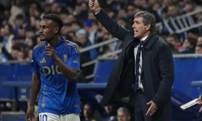 El técnico uruguayo del Oviedo Guillermo Almada durante el partido de LaLiga de fútbol que Real Oviedo y Atlético de Madrid disputaron en el estadio Carlos Tartiere. EFE/Paco Paredes