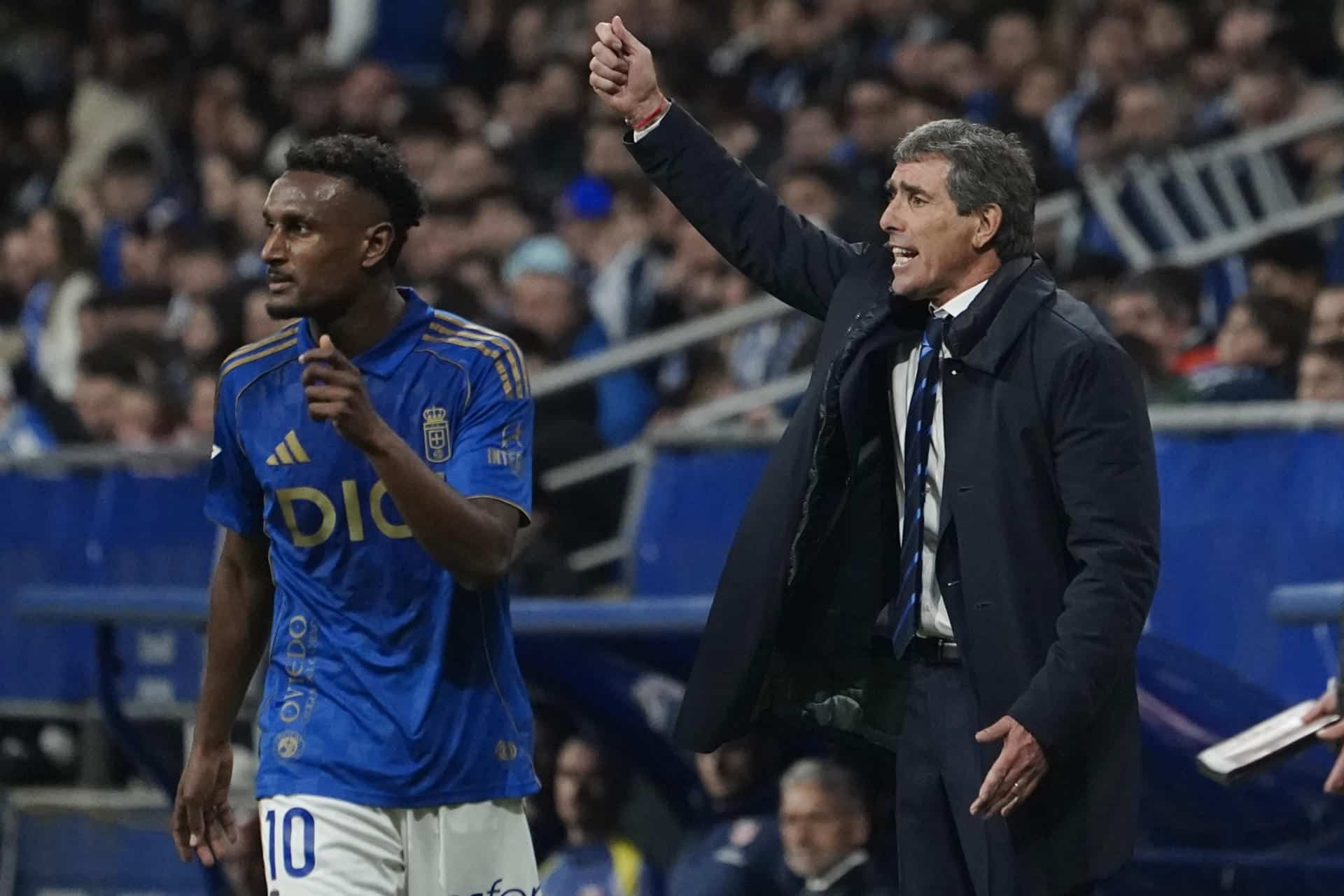 El técnico uruguayo del Oviedo Guillermo Almada durante el partido de LaLiga de fútbol que Real Oviedo y Atlético de Madrid disputaron en el estadio Carlos Tartiere. EFE/Paco Paredes