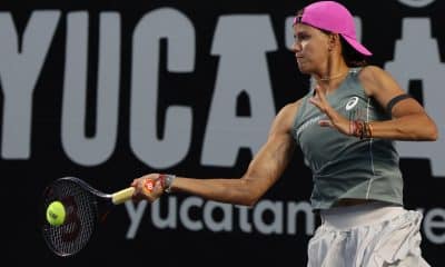 La tenista colombiana Emiliana Arango devuelve una bola frente a la checa Marie Bouzkova este miércoles, en un partido del Mérida Open en Yucatán (México). EFE/ Lorenzo Hernández