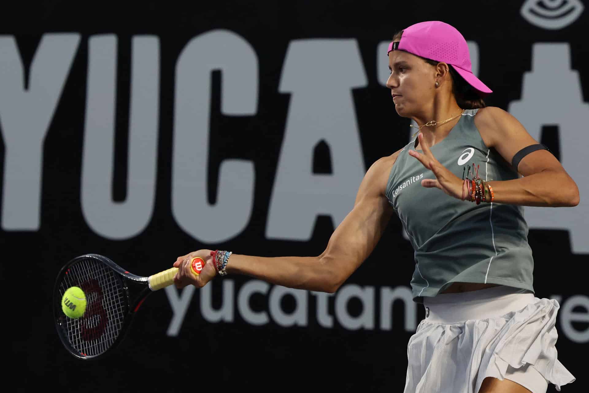 La tenista colombiana Emiliana Arango devuelve una bola frente a la checa Marie Bouzkova este miércoles, en un partido del Mérida Open en Yucatán (México). EFE/ Lorenzo Hernández