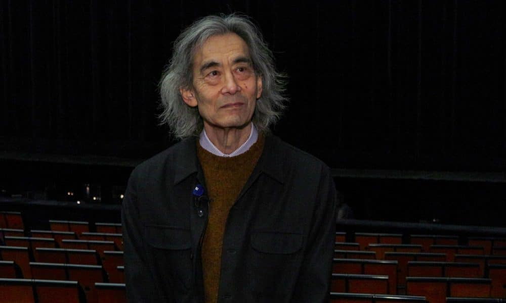 "Servir a la cultura española requiere mucho estudio" y es una "responsabilidad" que el director orquestal estadounidense Kent Nagano asegura que se está tomando "muy, muy en serio" antes de tomar las riendas en septiembre de la Orquesta y Coro Nacionales de España (OCNE) para cinco temporadas. "Una cosa es aprender como estudiante en la escuela, pero ahora es mucho más importante estudiarla de una manera profunda, de una manera antropológica. Solo de esta manera puedo ayudar a la Orquesta y Coro Nacionales", manifiesta a EFE este maestro en una entrevista en París, donde se encarga de la dirección musical de 'Nixon in China', que se estrenará el 24 de febrero en la Ópera de la capital francesa. EFE/Edgar Sapiña Manchado