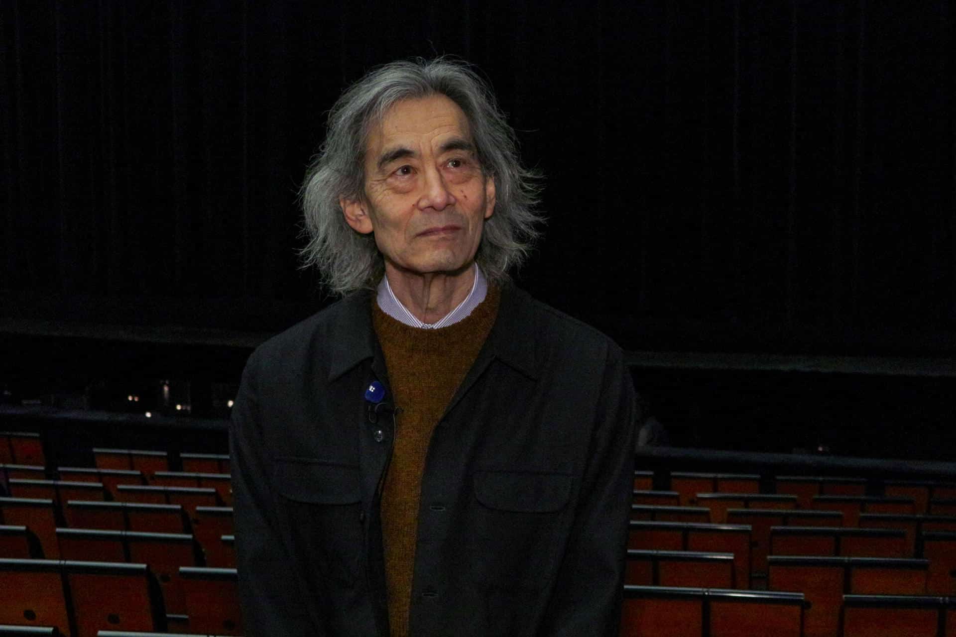 "Servir a la cultura española requiere mucho estudio" y es una "responsabilidad" que el director orquestal estadounidense Kent Nagano asegura que se está tomando "muy, muy en serio" antes de tomar las riendas en septiembre de la Orquesta y Coro Nacionales de España (OCNE) para cinco temporadas. "Una cosa es aprender como estudiante en la escuela, pero ahora es mucho más importante estudiarla de una manera profunda, de una manera antropológica. Solo de esta manera puedo ayudar a la Orquesta y Coro Nacionales", manifiesta a EFE este maestro en una entrevista en París, donde se encarga de la dirección musical de 'Nixon in China', que se estrenará el 24 de febrero en la Ópera de la capital francesa. EFE/Edgar Sapiña Manchado