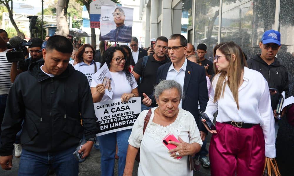Los diputados Pedro Infante (i) y Jorge Arreaza (c) saludan en una manifestación durante la Asamblea Nacional sobre la Ley de Amnistía este martes, en Caracas (Venezuela). EFE/ Miguel Gutiérrez