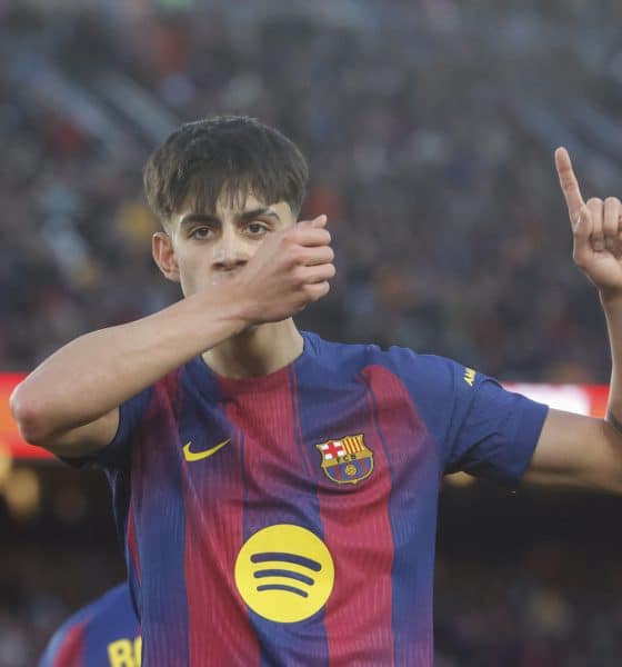 El centrocampista del Barcelona Marc Bernal celebra el tercer gol de su equipo durante el partido de LaLiga de fútbol entre el Barcelona y el Mallorca, en el Camp Nou. EFE/ Quique García