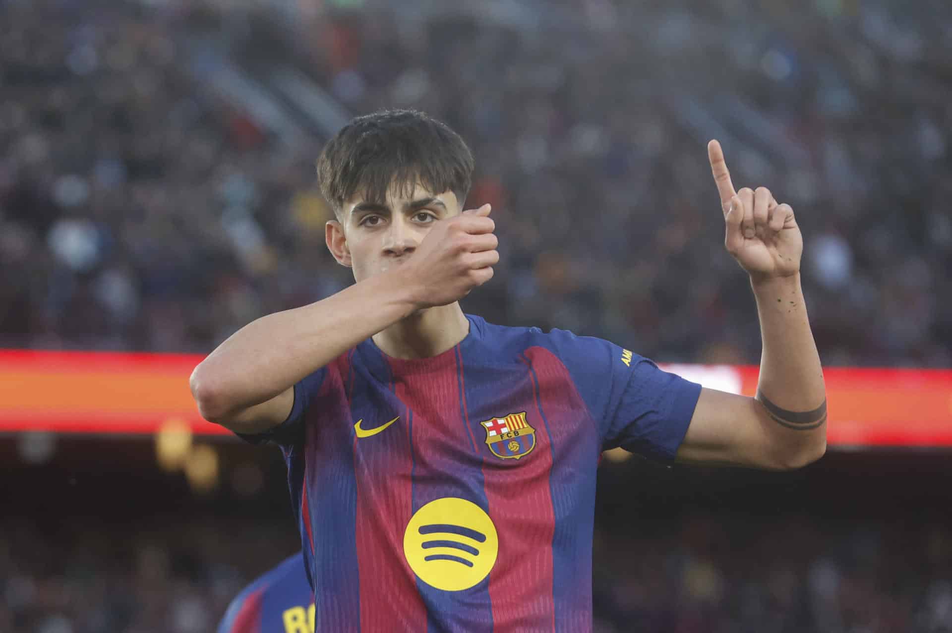 El centrocampista del Barcelona Marc Bernal celebra el tercer gol de su equipo durante el partido de LaLiga de fútbol entre el Barcelona y el Mallorca, en el Camp Nou. EFE/ Quique García