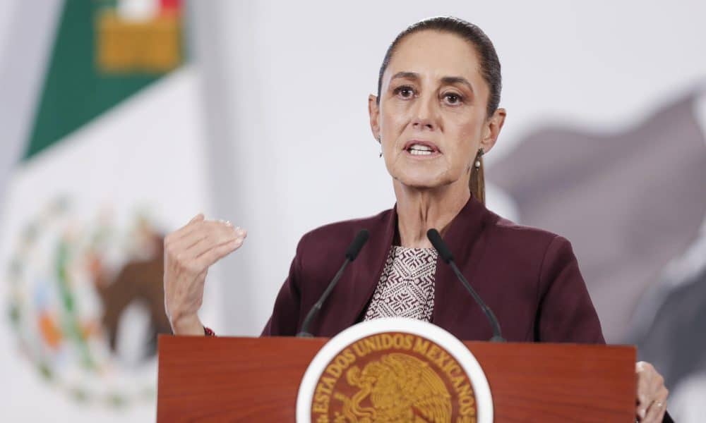 La presidenta de México, Claudia Sheinbaum, habla en una rueda de prensa este martes, en Palacio Nacional de Ciudad de México (México).  EFE/ Isaac Esquivel