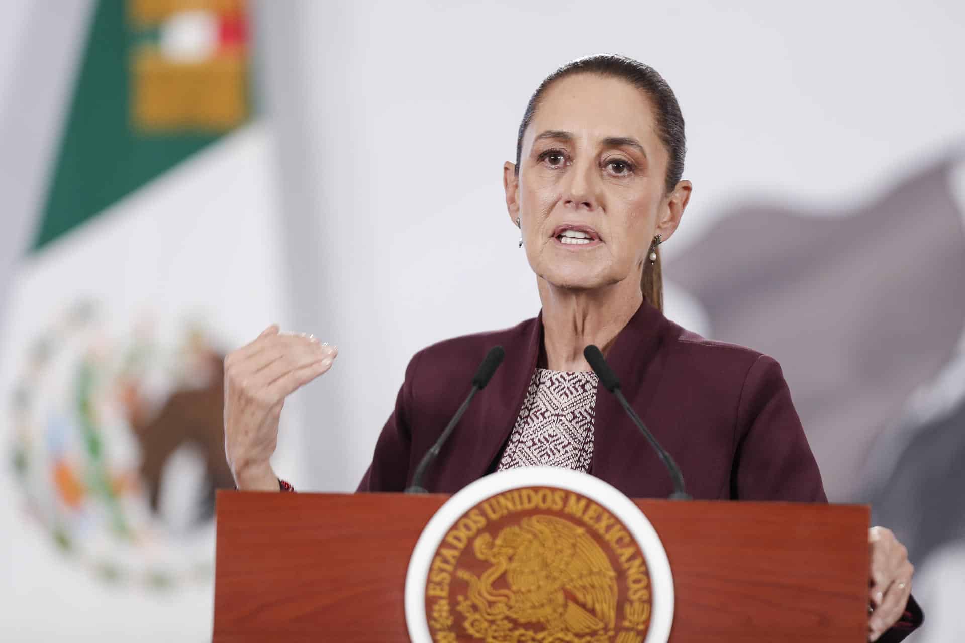 La presidenta de México, Claudia Sheinbaum, habla en una rueda de prensa este martes, en Palacio Nacional de Ciudad de México (México).  EFE/ Isaac Esquivel