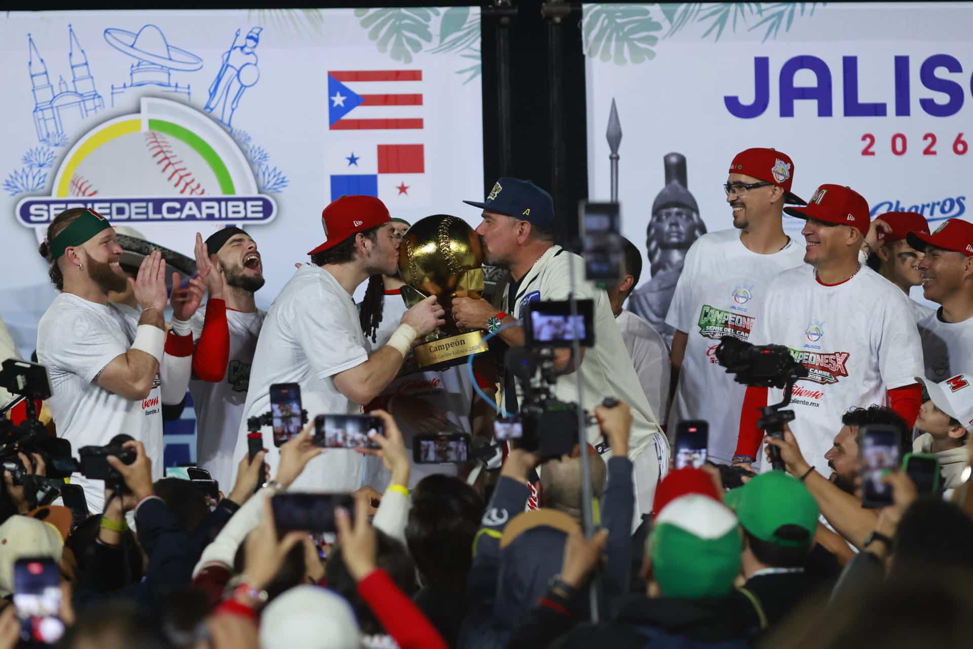 Los jugadores de México Rojo celebran su triunfo ante México Verde tras un partido de la final de La Serie del Caribe de Béisbol 2026 celebrado este sábado en el Estadio Panamericano Charros de Jalisco en Guadalajara (México). EFE/ Francisco Guasco