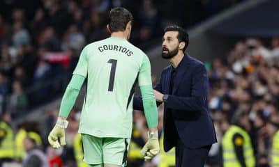El entrenador del Real Madrid, Álvaro Arbeloa (d), da instrucciones al portero Thibaut Courtois (i) durante el partido de LaLiga que enfrentó al Real Madrid y al Rayo Vallecano, este domingo, en el Santiago Bernabéu. EFE/ Ballesteros