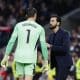 El entrenador del Real Madrid, Álvaro Arbeloa (d), da instrucciones al portero Thibaut Courtois (i) durante el partido de LaLiga que enfrentó al Real Madrid y al Rayo Vallecano, este domingo, en el Santiago Bernabéu. EFE/ Ballesteros