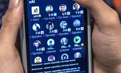 Una persona escucha el chat de Twitter Spaces del equipo xAI en un teléfono celular en Miami, Florida, EE. UU., el 14 de julio de 2023.. EFE/EPA/Cristobal Herrera-Ulashkevich