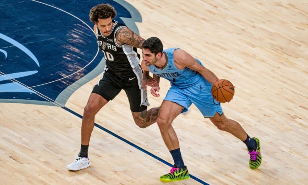 El español Santi Aldama (d), de los Memphis Grizzlies. EFE/ Matthew A. Smith