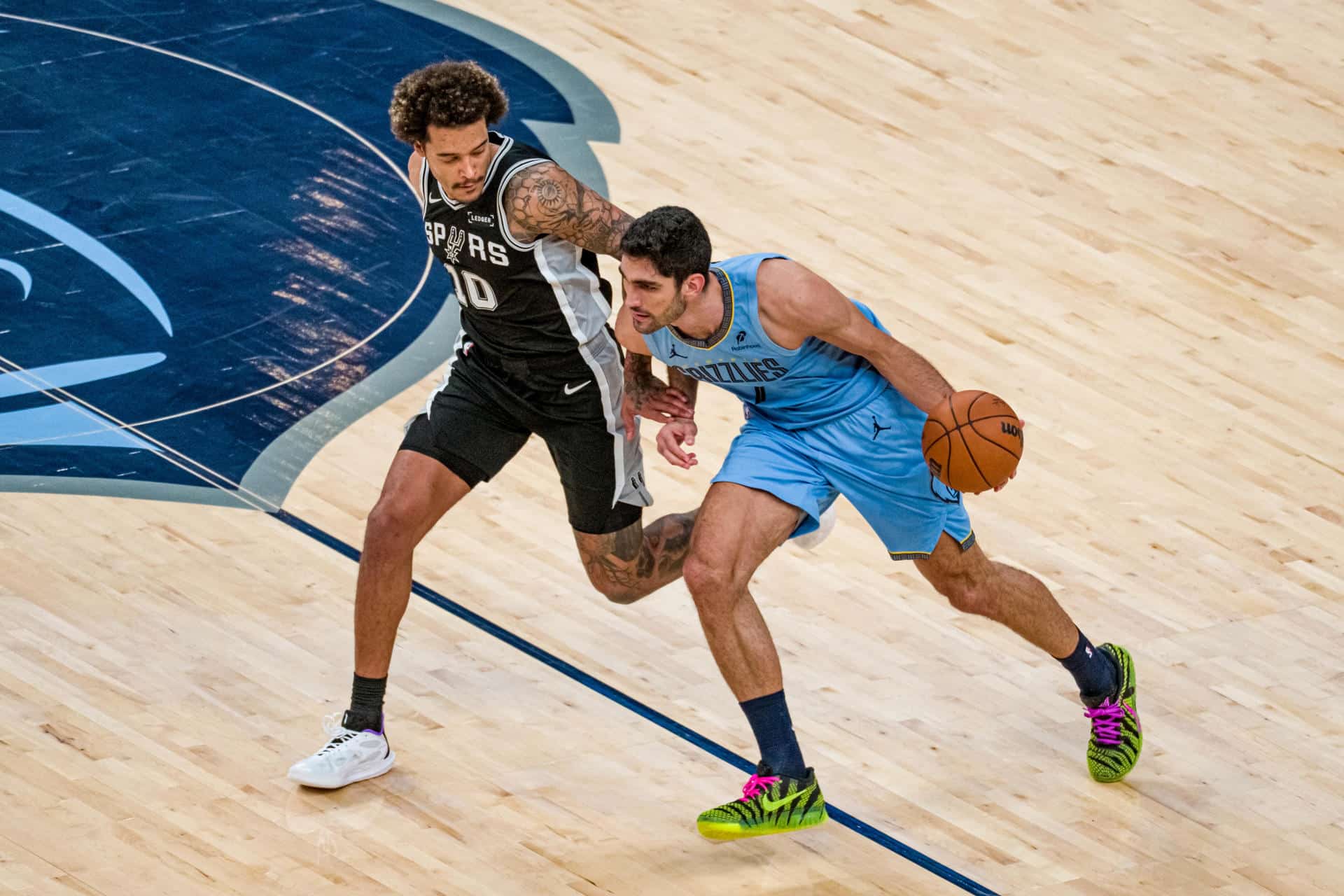 El español Santi Aldama (d), de los Memphis Grizzlies. EFE/ Matthew A. Smith
