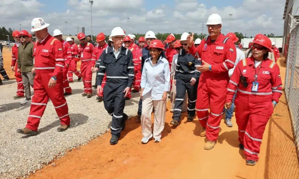 Fotografía difundida por el Ministerio de Comunicación e Información de Venezuela de la presidenta encargada, Delcy Rodríguez (c), junto al secretario de Energía de EE.UU., Chris Wright (c-i), este 12 de febrero de 2026, en una de las plantas que opera Chevron en el Orinoco (Venezuela). EFE/ Ministerio de Comunicación e Información