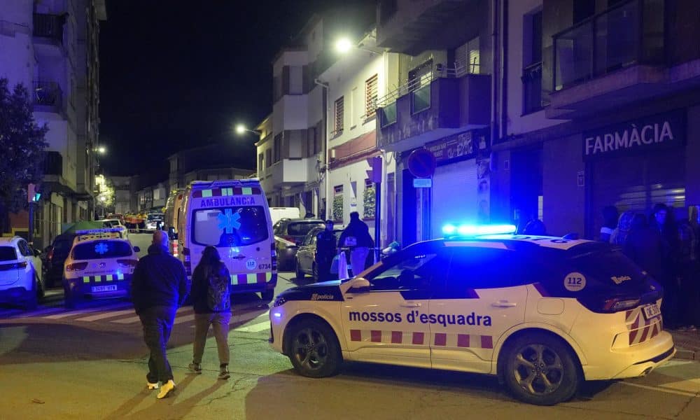 Cinco personas murieron en un incendio registrado este lunes en un bloque de pisos en la localidad barcelonesa de Manlleu. EFE/Siu Wu