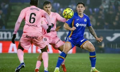 El delantero uruguayo del Getafe, Martín Satriano (d), disputa el balón ante los jugadores del Celta, Ilaix Moriba (i) y Miguel Román, durante el encuentro correspondiente a la jornada 22 de Laliga EA Sports que disputaron Getafe y Celta en el Coliseum de la localidad madrileña. EFE / Zipi Aragón.