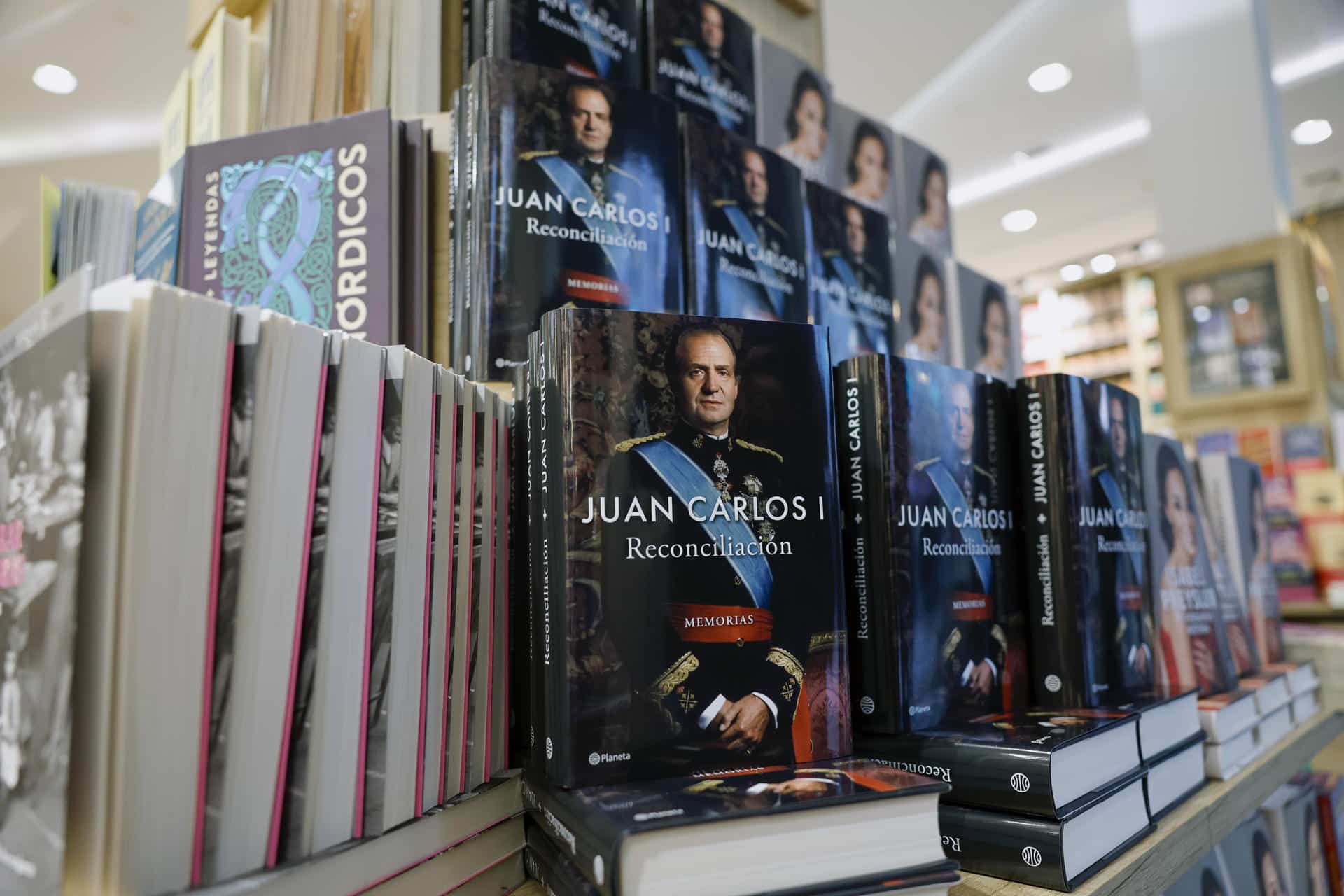 El libro de memorias del rey Juan Carlos I, padre de Felipe VI, titulado 'Reconciliación', llega a las librerías en español. EFE/ Mariscal