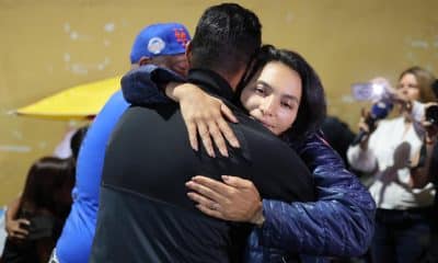 Personas reaccionan al conocer la aprobación histórica de la ley de amnistía para presos políticos este jueves, en la Zona 7, en Caracas (Venezuela). EFE/ Miguel Gutiérrez