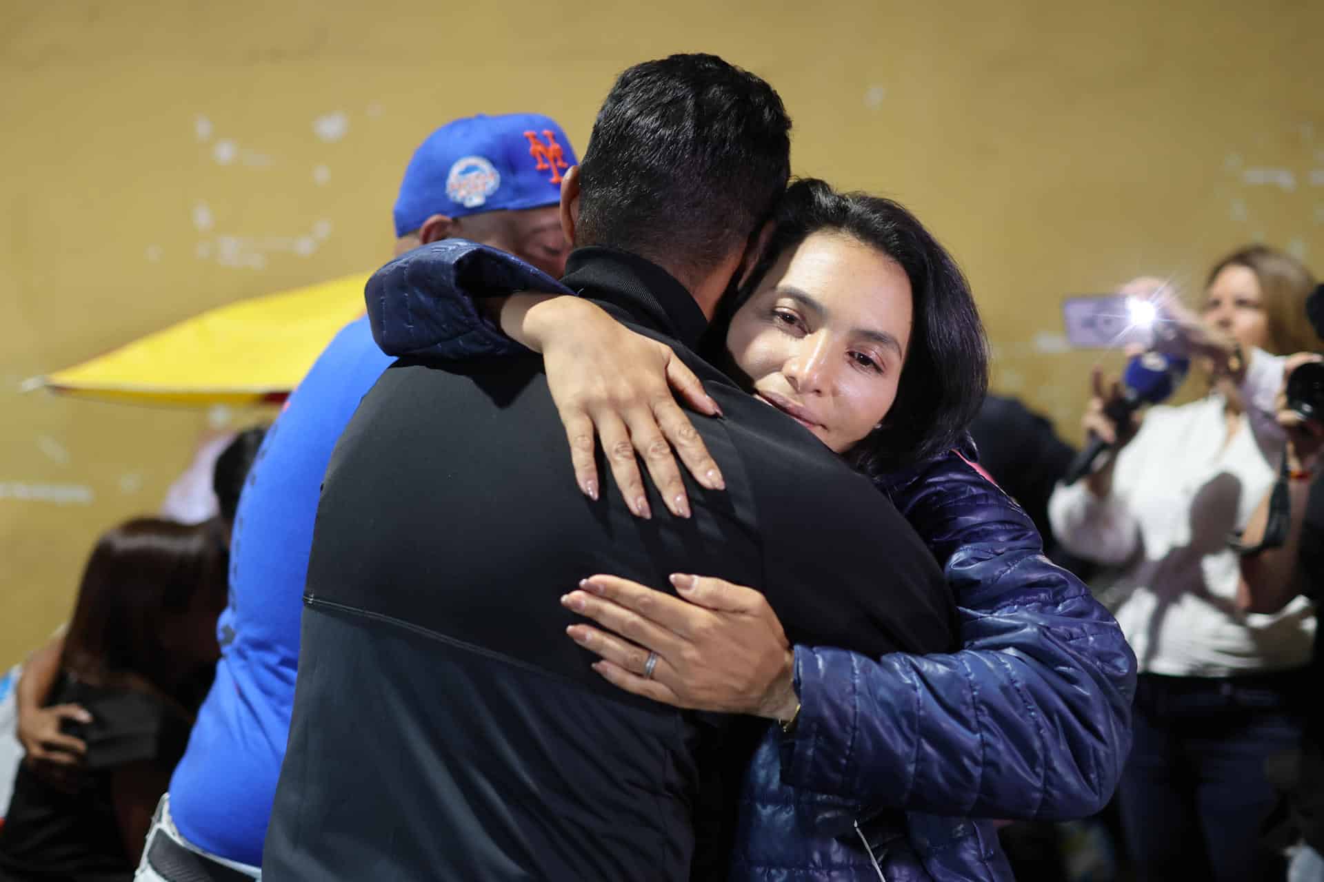 Personas reaccionan al conocer la aprobación histórica de la ley de amnistía para presos políticos este jueves, en la Zona 7, en Caracas (Venezuela). EFE/ Miguel Gutiérrez