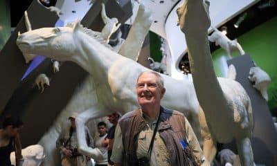 El estadounidense Robert S. Ridgely reacciona durante una visita al Biomuseo este viernes, en ciudad de Panamá (Panamá). EFE/ Bienvenido Velasco