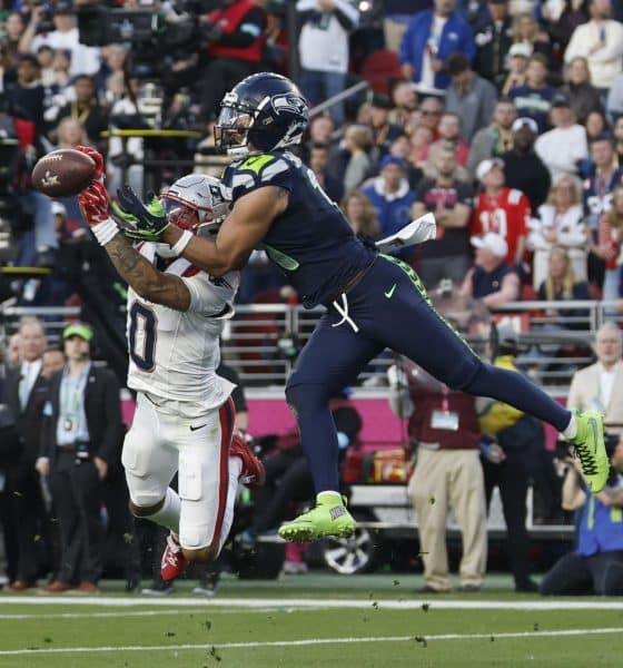 El 'wide receiver' de los Seattle Seahawks Jaxon Smith-Njigba (d) es neutralizado en su avance por el 'cornerback' de New England Patriots Christian Gonzalez (i) poco antes de ser atendido en los vestuarios por una contusión cuando se jugaba el tercer cuarto del Super Bowl LX. Minutos después, el jugador recibió autorización médica para volver al campo del Levi’s Stadium en Santa Clara (California). EFE/EPA/JOHN G. MABANGLO