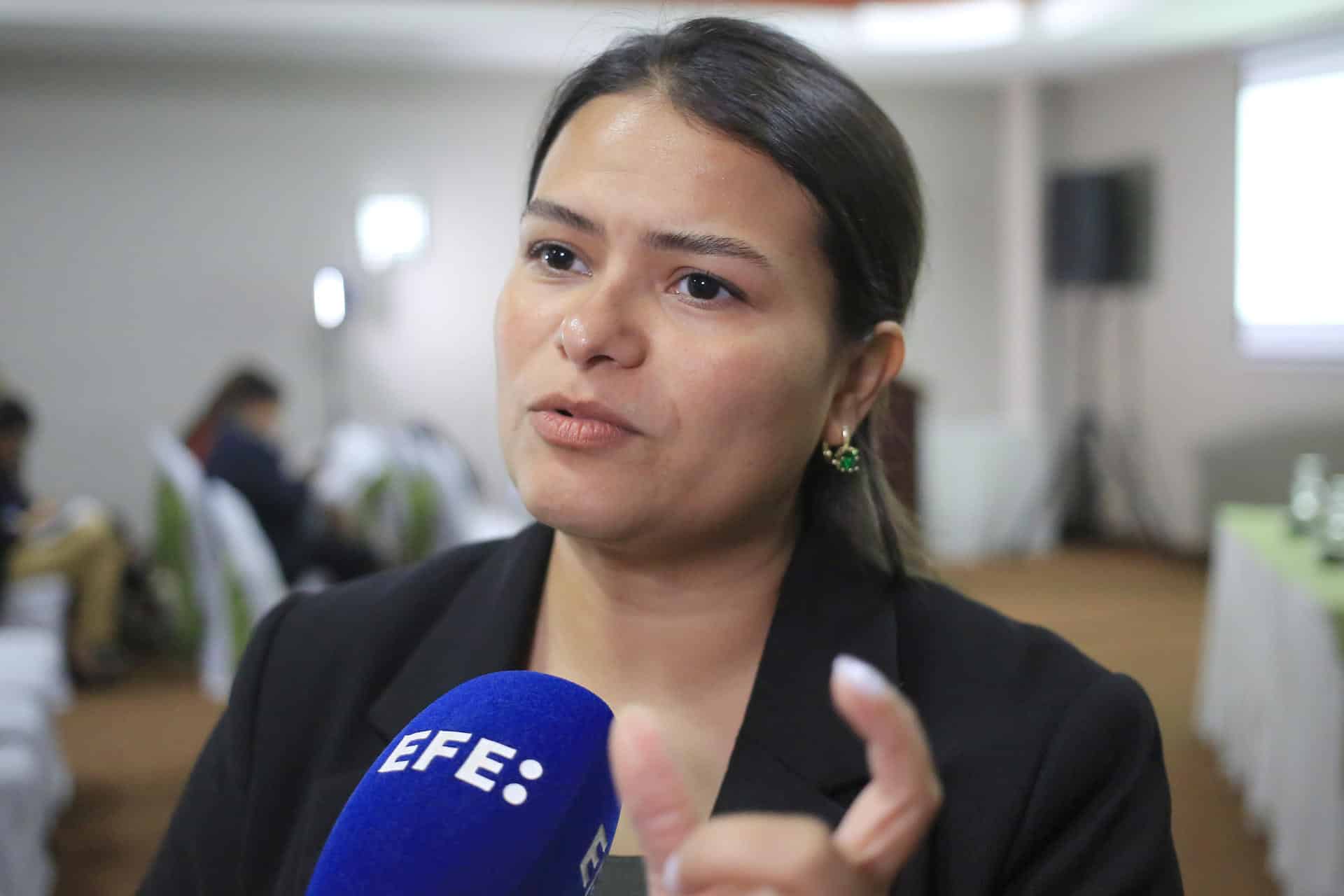 La asesora legal del Centro de Estudios para la Democracia (Cespad), Osiris Payes, habla durante una rueda de prensa este martes, en Tegucigalpa (Honduras). EFE/Gustavo Amador
