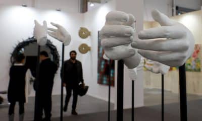 Fotografía que muestra la obra 'Manos', de Esmeralda Kosmatopoulos, exhibida en la feria de arte contemporáneo Zona Maco este miércoles, en Ciudad de México (México). EFE/Alex Cruz