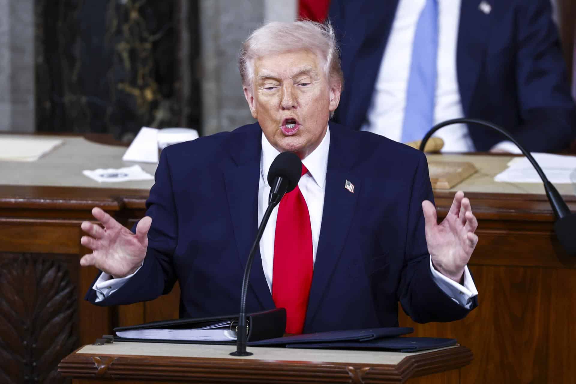 El presidente de Estados Unidos, Donald Trump, pronuncia el primer discurso sobre el Estado de la Unión de su segundo mandato ante una sesión conjunta del Congreso en la Cámara de Representantes del Capitolio de Estados Unidos en Washington. EFE/EPA/WILL OLIVER