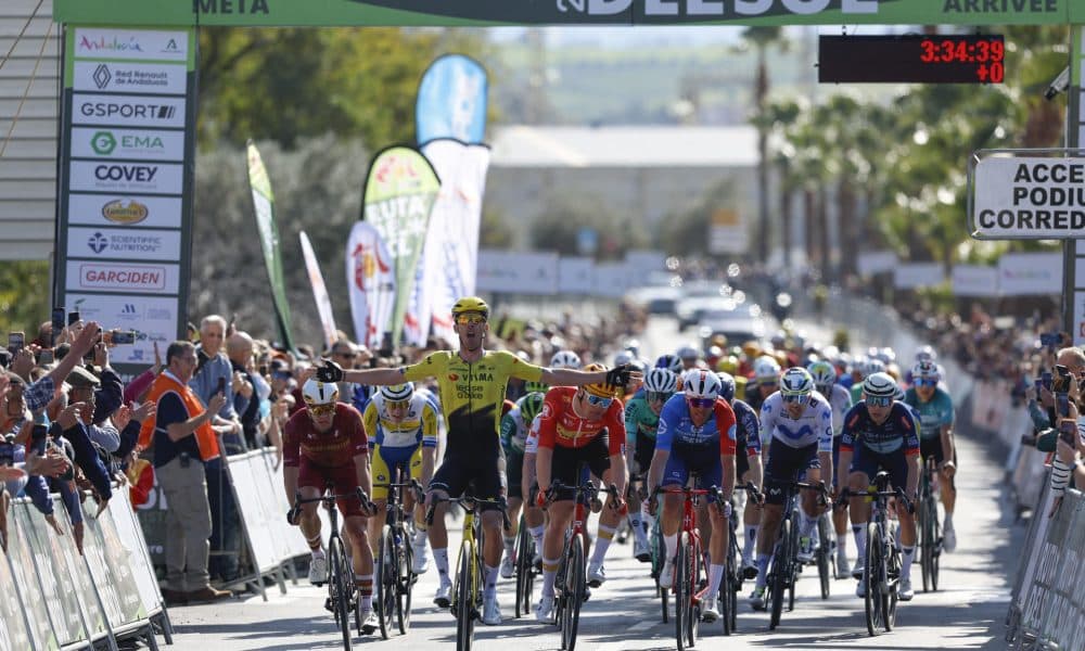 El ciclista francés del Visma, Christophe Laporte (c) celebra su victoria en la primera etapa de la Vuelta a Andalucía-Ruta del Sol, este miércoles entre las localidades de Benahavís y Pizarra, con 163,9 kilómetros de recorrido. EFE/ Jorge Zapata