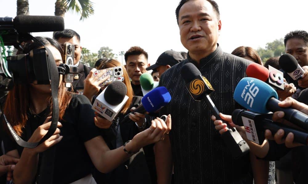 Fotografía de archivo, tomada el 10/02/2026, que muestra al primer ministro de Tailandia, Anutin Charnvirakul, hablando con periodistas en Bangkok. EFE/EPA/RUNGROJ YONGRIT