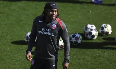 El nigeriano Ademola Lookman durante el entrenamiento llevado a cabo este lunes en la Ciudad Deportiva de Majadahonda, para preparar el partido de Liga de Campeones que mañana disputarán ante el Club Brujas. EFE/ Kiko Huesca