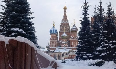 El aumento de la xenofobia, la represión policial, la censura en internet y las dificultades para viajar al extranjero han obligado en los últimos años a los rusos a cambiar muchos de los hábitos occidentales adquiridos desde la caída de la Unión Soviética. Por ese motivo, los rusos se encierran en la cocina o en la dacha como antes de 1991 para poder hablar con libertad, informarse y proteger a sus seres queridos del invasivo control del Estado. Aunque la mayoría vive a cientos o miles de kilómetros de la guerra, la presencia permanente de la propaganda de la guerra en sus vidas ha duplicado en estos cuatro años el consumo de antidepresivos como Prozac. En la imagen, La Plaza Roja nevada en Moscú. EFE/ Ignacio Ortega