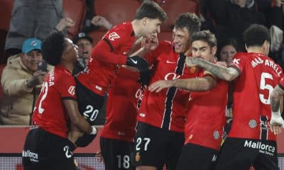 El centrocampista del Mallorca Pablo Torre (2i) celebra con sus compañeros su gol, cuarto del equipo balear, durante el encuentro correspondiente a la jornada 22 de LaLiga que RCD Mallorca y Sevilla FC disputan hoy lunes en el estadio de Son Moix, en la capital balear. EFE/CATI CLADERA.