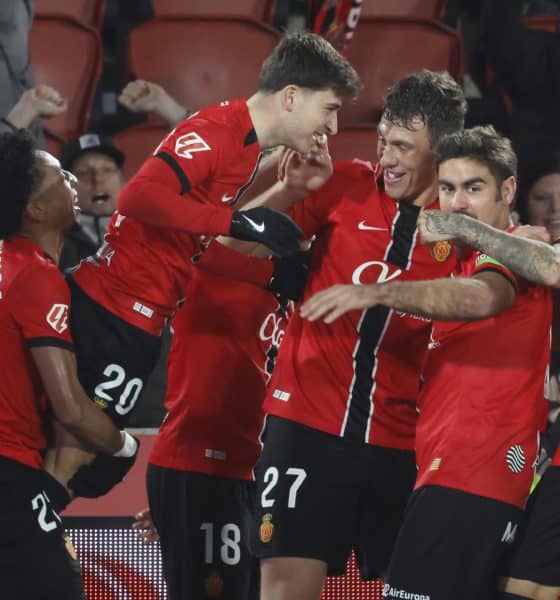 El centrocampista del Mallorca Pablo Torre (2i) celebra con sus compañeros su gol, cuarto del equipo balear, durante el encuentro correspondiente a la jornada 22 de LaLiga que RCD Mallorca y Sevilla FC disputan hoy lunes en el estadio de Son Moix, en la capital balear. EFE/CATI CLADERA.