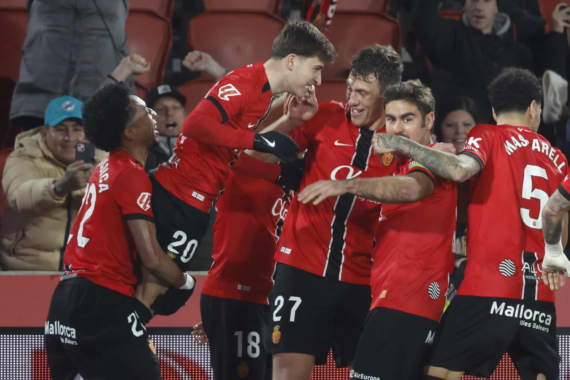 El centrocampista del Mallorca Pablo Torre (2i) celebra con sus compañeros su gol, cuarto del equipo balear, durante el encuentro correspondiente a la jornada 22 de LaLiga que RCD Mallorca y Sevilla FC disputan hoy lunes en el estadio de Son Moix, en la capital balear. EFE/CATI CLADERA.