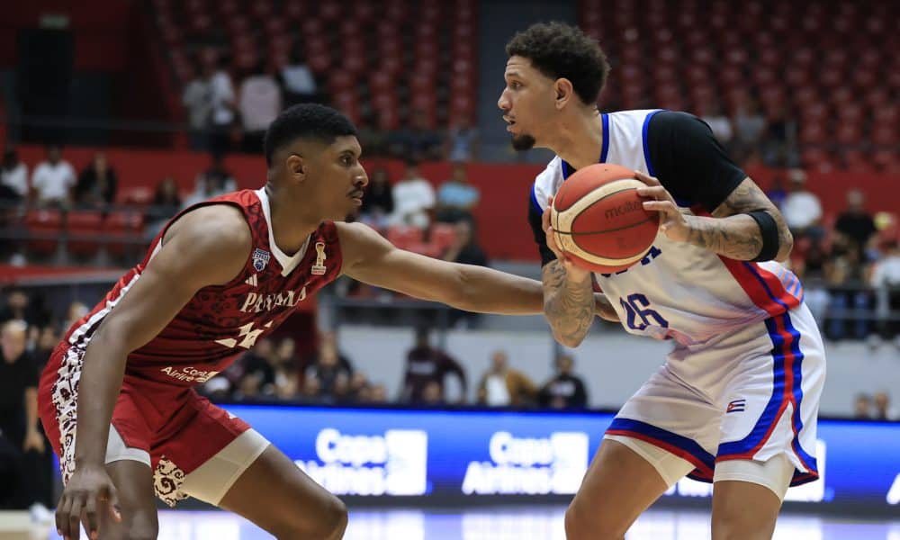 Pedro Bombino (d), de Cuba, disputa un balón con Eric Romero, de Panamá. EFE/Bienvenido Velasco