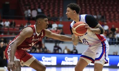 Pedro Bombino (d), de Cuba, disputa un balón con Eric Romero, de Panamá. EFE/Bienvenido Velasco